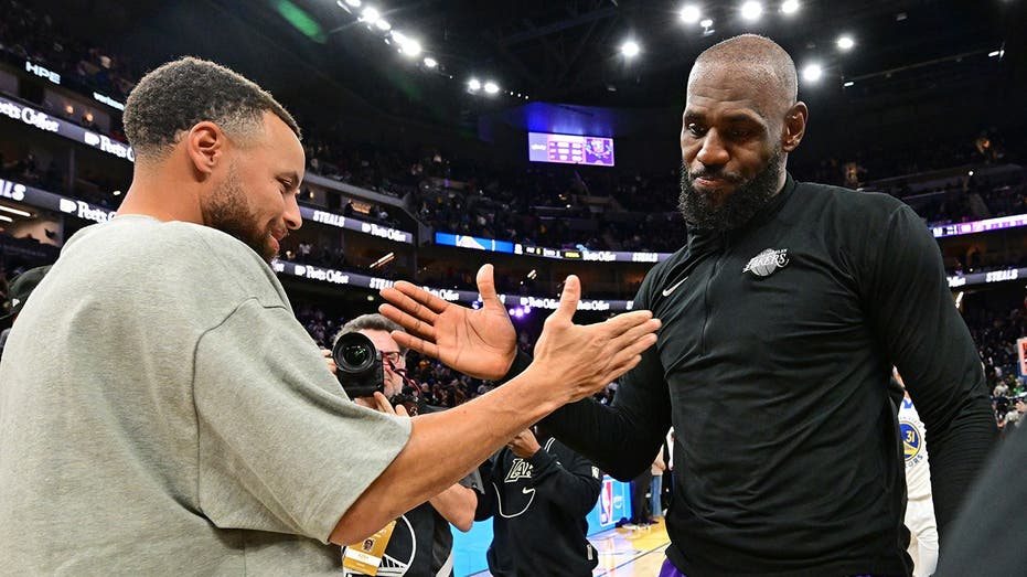 Stephen Curry hints at potential Warriors pursuit of LeBron James