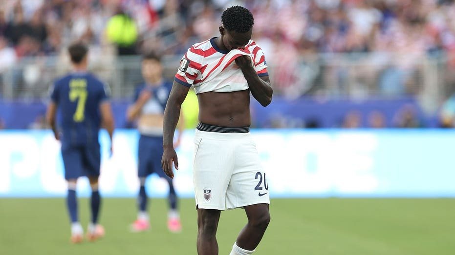 Alexi Lalas criticizes referees after Folarin Balogun red card in USMNT World Cup win