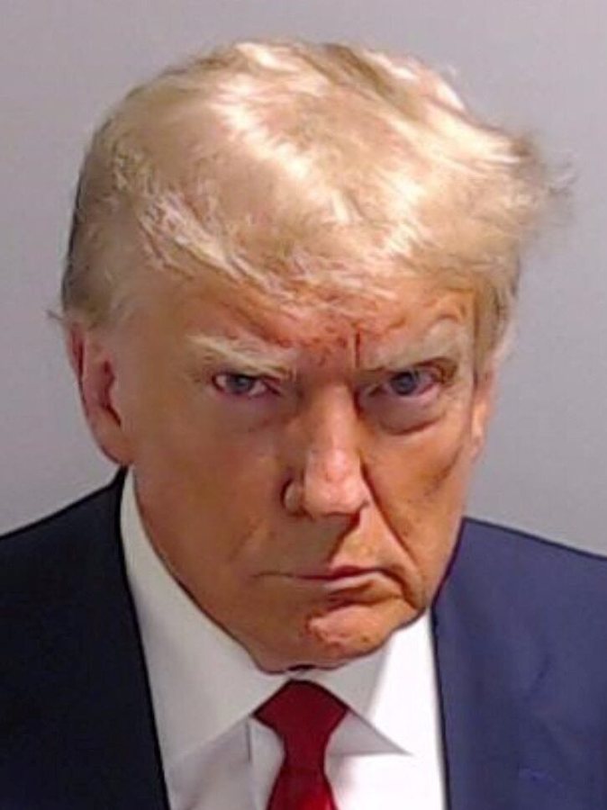Trump Reports $2.2 Billion in 2025 Revenue Amid Presidency