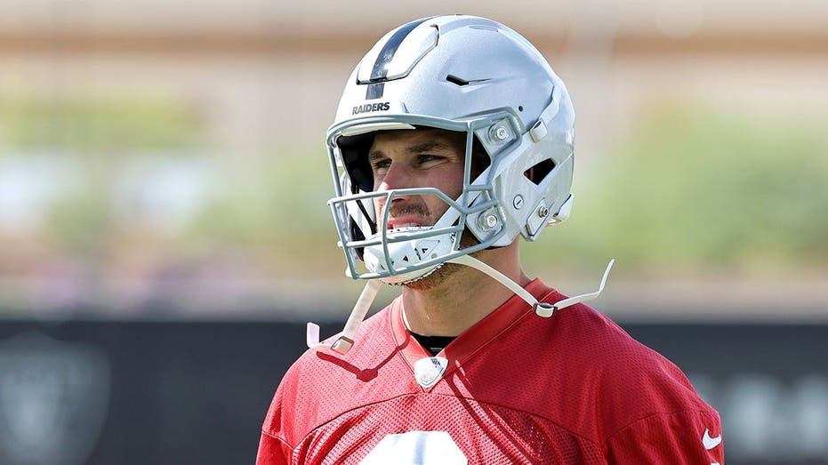 Raiders coach Klint Kubiak names Kirk Cousins starting quarterback over top pick Fernando Mendoza